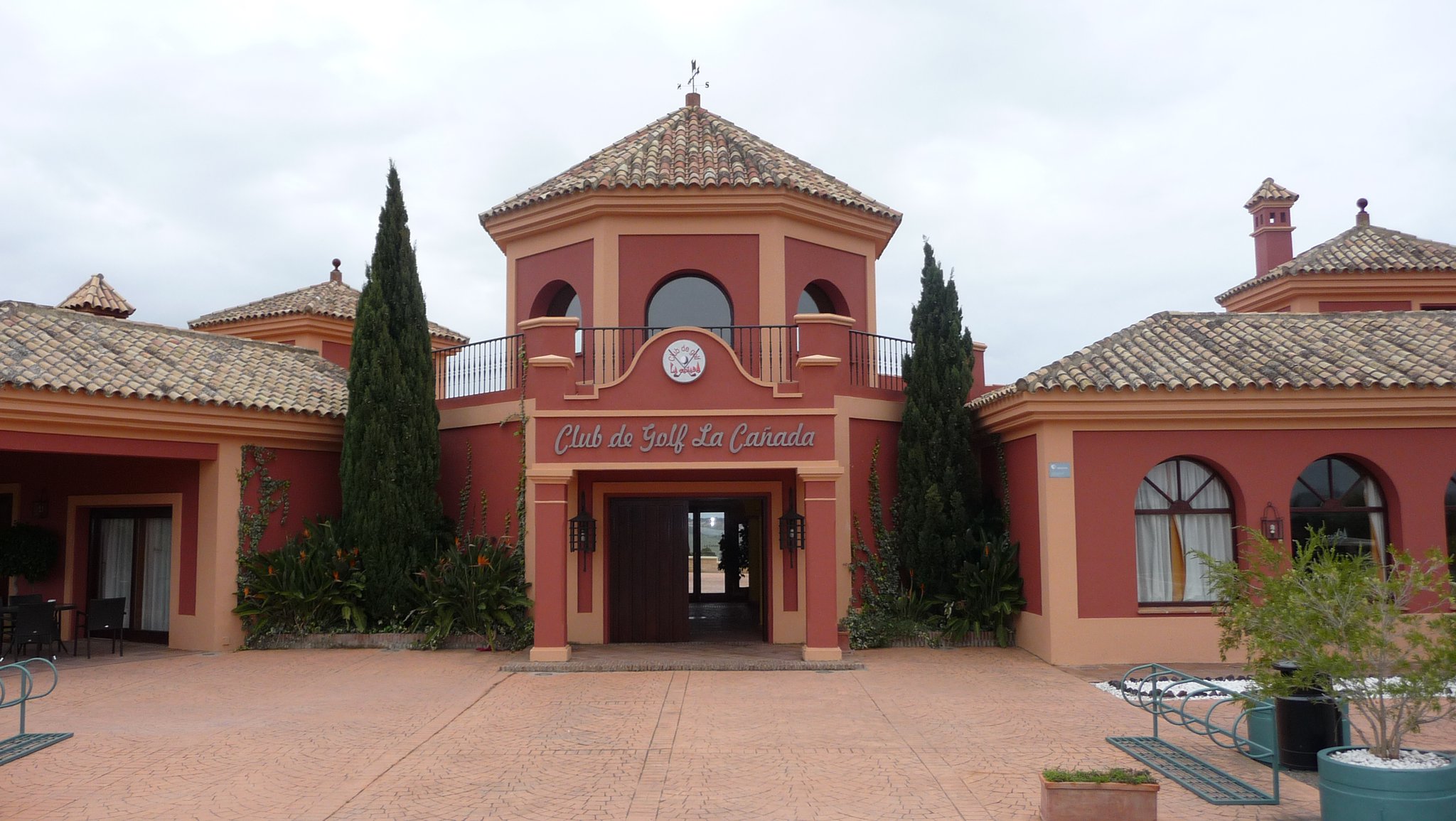 Clubhouse entrance at Club de Golf La Cañada