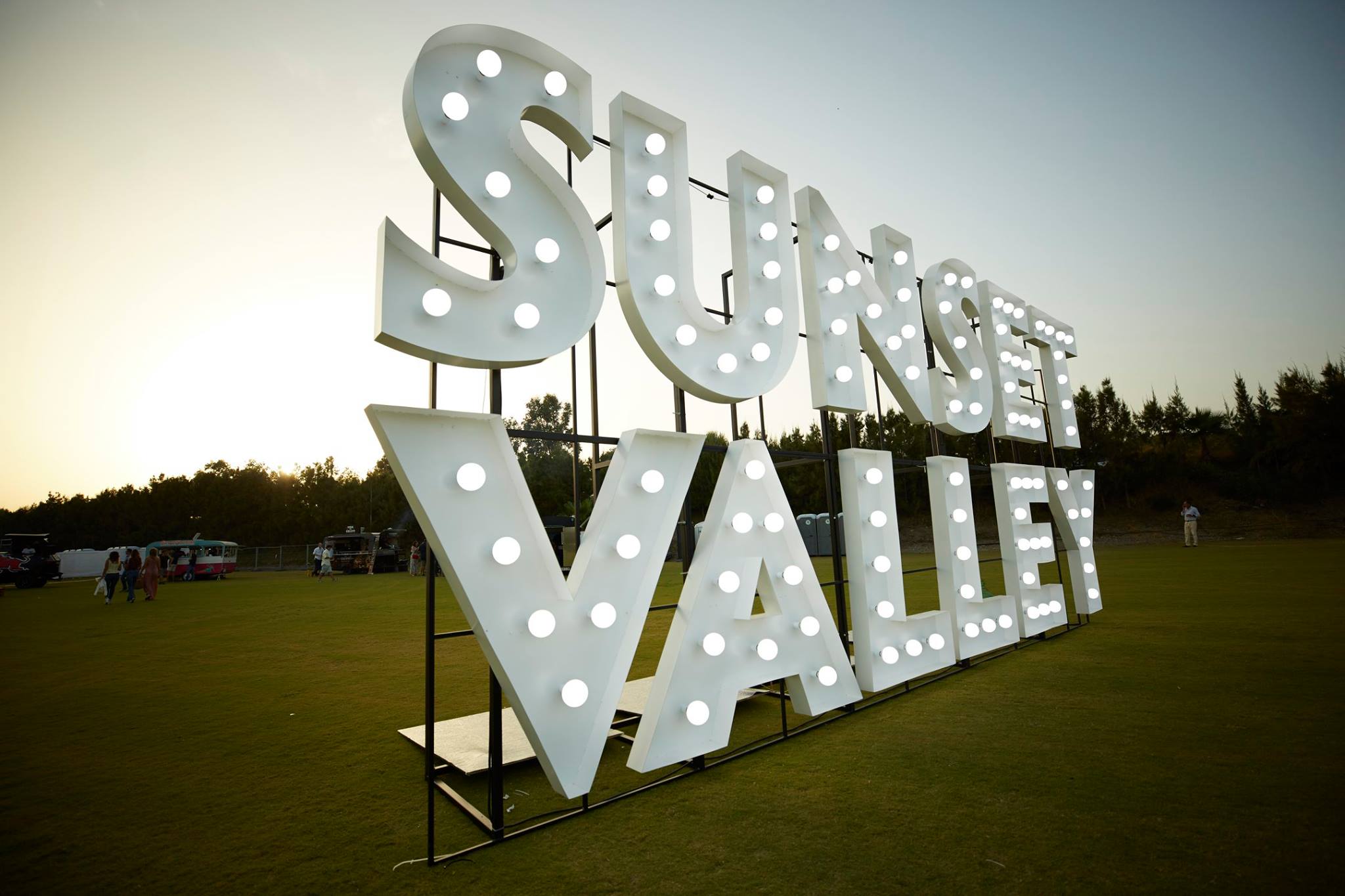 Fiesta de las flores en el Sunset Valley Festival de Sotogrande Verano 2018