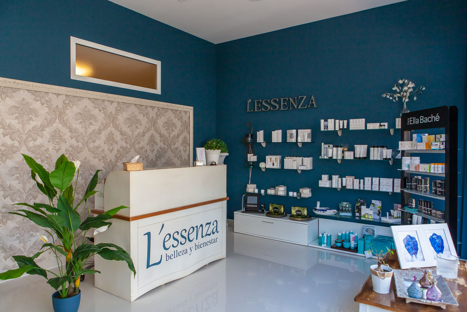 Reception and beauty product displays inside L’essenza Sotogrande