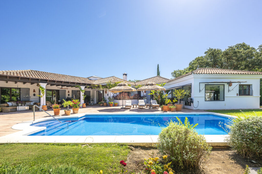 Renovated Single-Level Villa With Separate Guest House