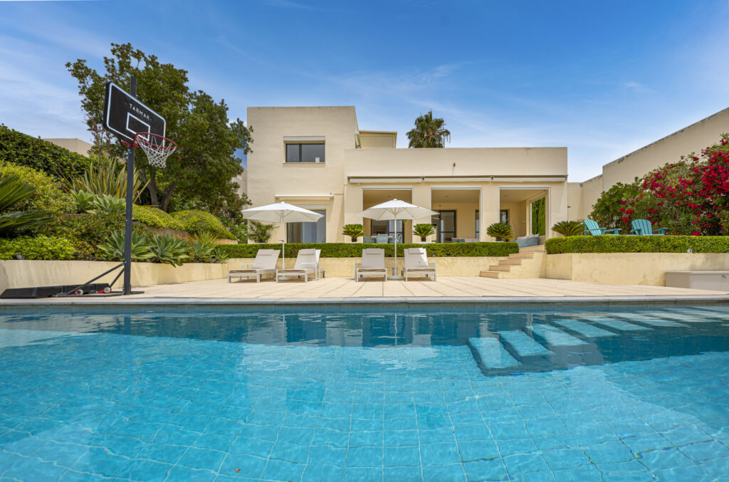 Contemporary Courtyard Villa With Guest House In Las Cimas