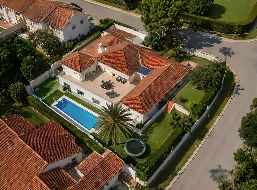 Corner-Plot Villa With Guest Accommodation In Sotogrande Costa