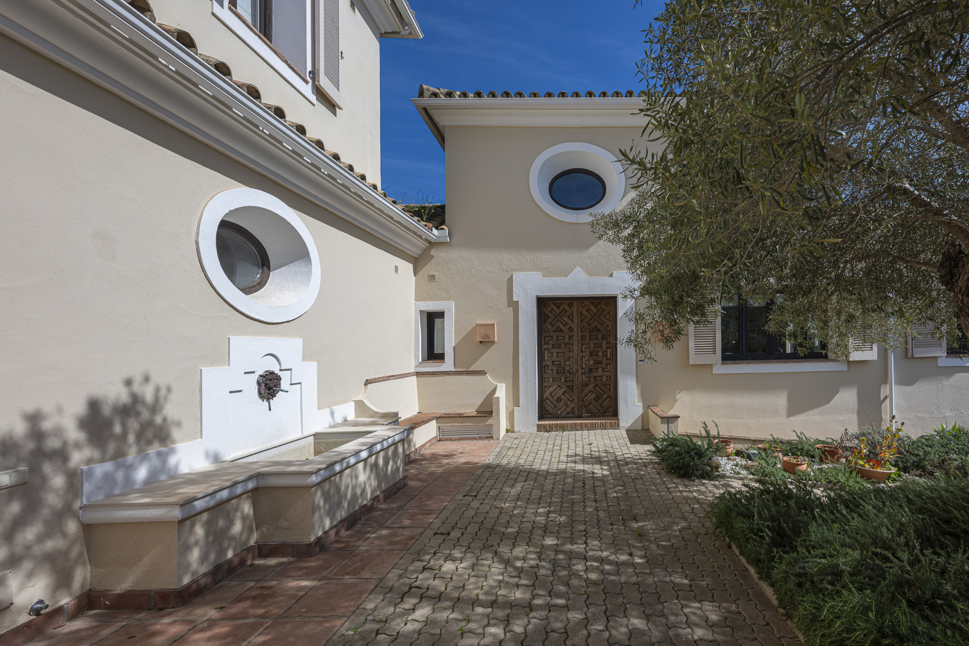 Five-Bedroom Courtyard Villa With Guest Annex In Zona F