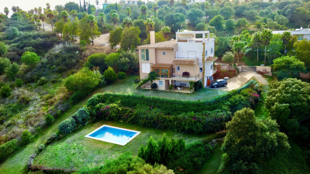Family Villa With Private Lift On A 4,000 M² Plot